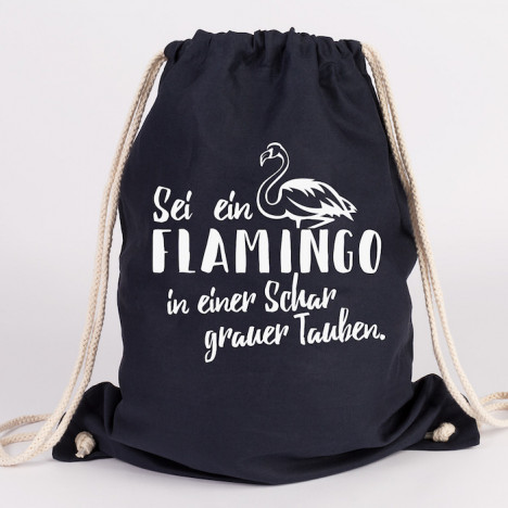 JUNIWORDS Turnbeutel Sei ein Flamingo in einer Schar grauer Tauben