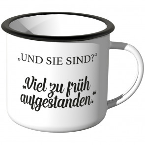 JUNIWORDS Emaille Tasse Und sie sind? Viel zu früh aufgestanden.