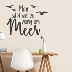 Wandtattoo Spruch - Man sitzt viel zu wenig am Meer