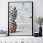 Poster Ananas vor einer Wand