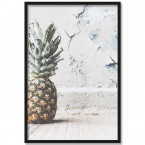 Poster Ananas vor einer Wand